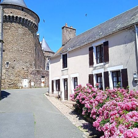 Charming Detached 2 Bedroom Ancient House In Medieval Quarter Of A Small Town In The Pays De La Loire, France Sillé-le-Guillaume Buitenkant foto
