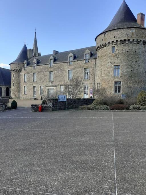 Charming Detached 2 Bedroom Ancient House In Medieval Quarter Of A Small Town In The Pays De La Loire, France Sillé-le-Guillaume Buitenkant foto