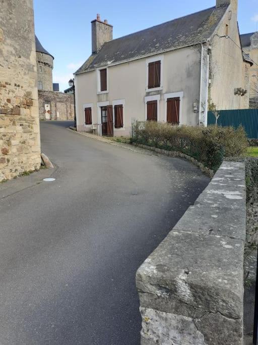 Charming Detached 2 Bedroom Ancient House In Medieval Quarter Of A Small Town In The Pays De La Loire, France Sillé-le-Guillaume Buitenkant foto