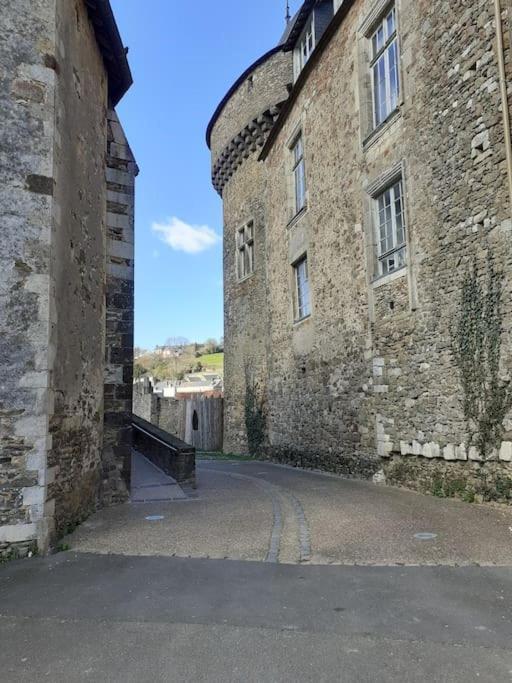 Charming Detached 2 Bedroom Ancient House In Medieval Quarter Of A Small Town In The Pays De La Loire, France Sillé-le-Guillaume Buitenkant foto