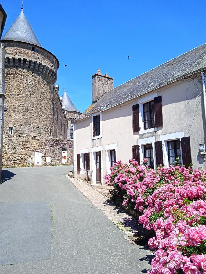 Charming Detached 2 Bedroom Ancient House In Medieval Quarter Of A Small Town In The Pays De La Loire, France Sillé-le-Guillaume Buitenkant foto