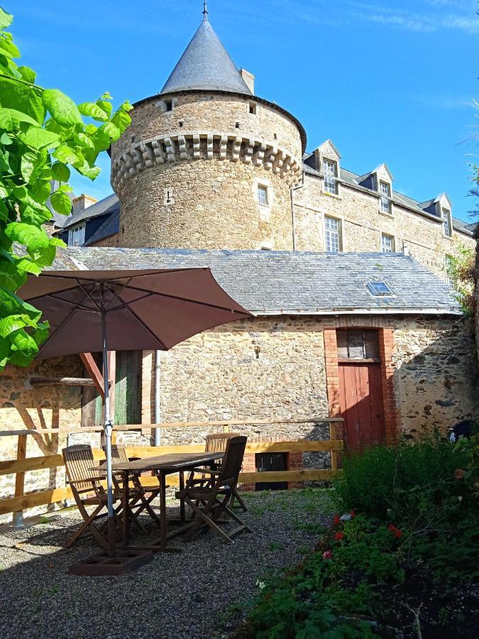 Charming Detached 2 Bedroom Ancient House In Medieval Quarter Of A Small Town In The Pays De La Loire, France Sillé-le-Guillaume Buitenkant foto